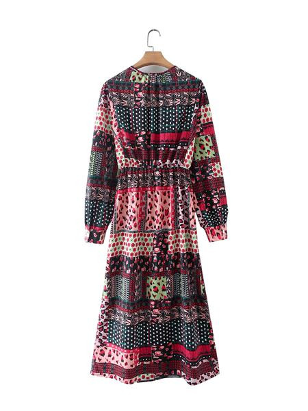 Uue mudeli pikk, spitsikaelusega kleit