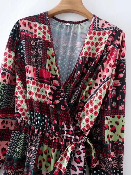 Uue mudeli pikk, spitsikaelusega kleit