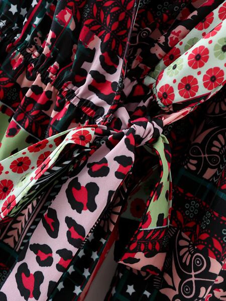 Uue mudeli pikk, spitsikaelusega kleit