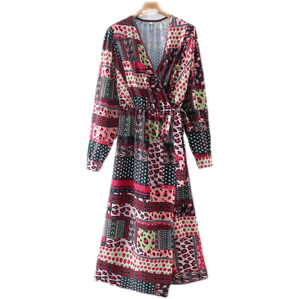 Uue mudeli pikk, spitsikaelusega kleit