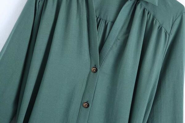 Naiste vabaaja kleit spitsikaelusega ja vööga