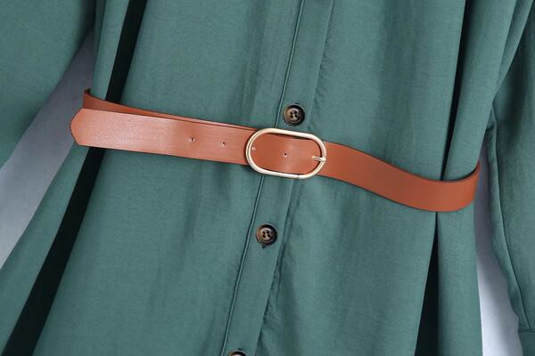 Naiste vabaaja kleit spitsikaelusega ja vööga