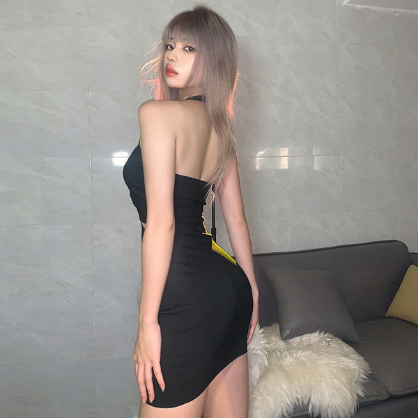 Lühike lõhikuga naiste kleit