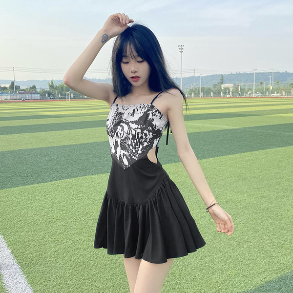 Moodne naiste kleit lipsudega musta värvi