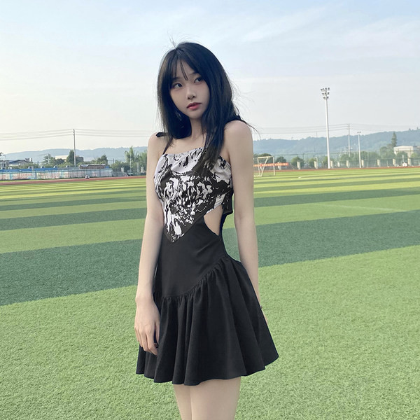 Moodne naiste kleit lipsudega musta värvi