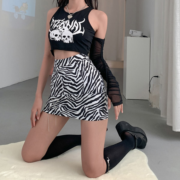 Naiste lühike seelik loomamustri ja metallelemendiga