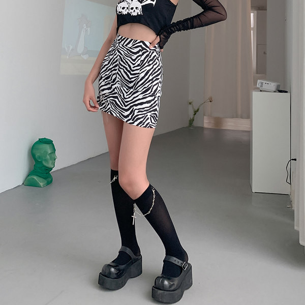 Naiste lühike seelik loomamustri ja metallelemendiga