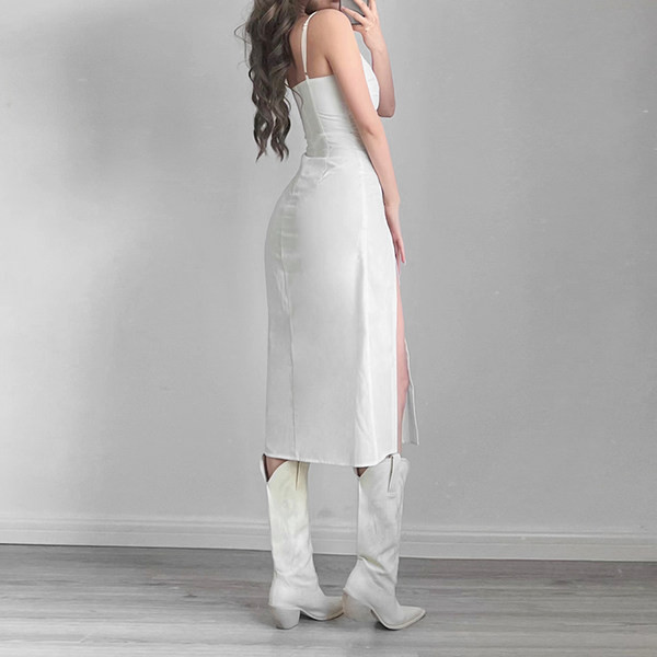 Peenikeste rihmade ja sügava lõhikuga naiste kleit