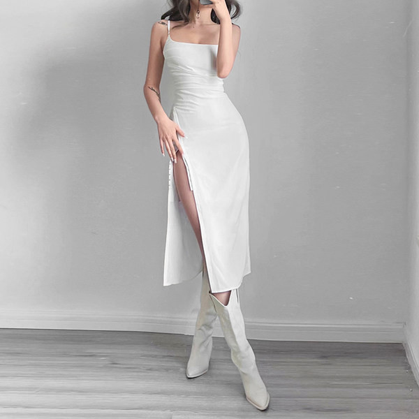 Peenikeste rihmade ja sügava lõhikuga naiste kleit