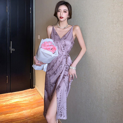 Moodne ülekande ja lipsudega kleit vöökohal