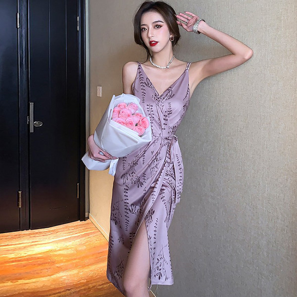 Moodne ülekande ja lipsudega kleit vöökohal