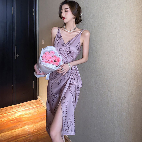 Moodne ülekande ja lipsudega kleit vöökohal