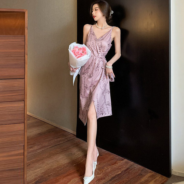 Moodne ülekande ja lipsudega kleit vöökohal