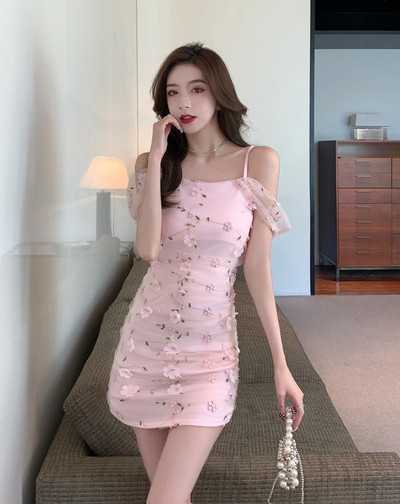 Lühike tülli ja 3D lilledega kleit