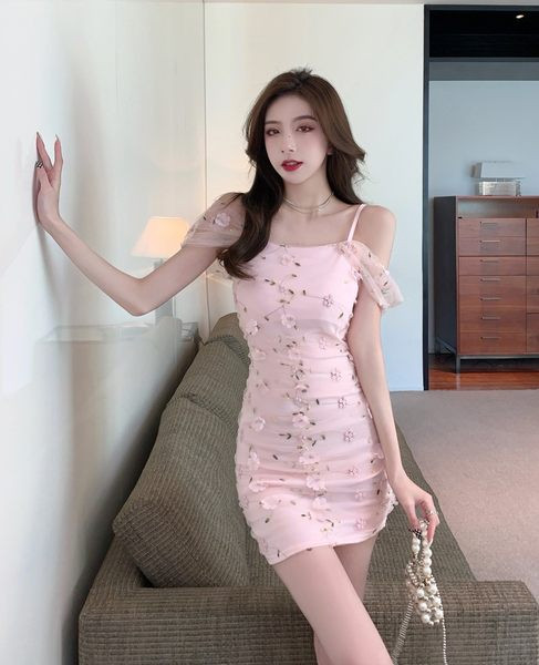 Lühike tülli ja 3D lilledega kleit