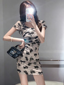 Naiste lilleline ovaalse kaelusega kleit