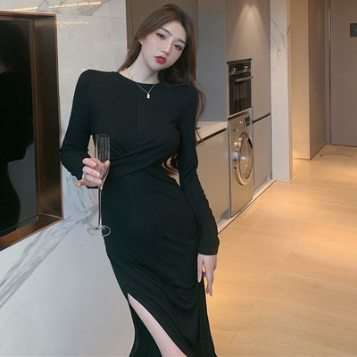 Moodne lõhiku ja pikkade varrukatega kleit