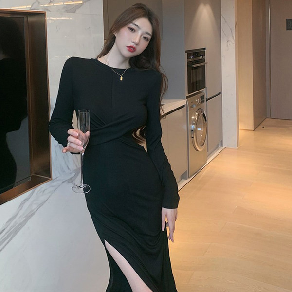 Moodne lõhiku ja pikkade varrukatega kleit