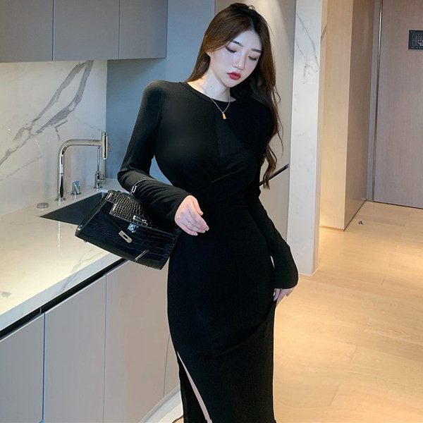 Moodne lõhiku ja pikkade varrukatega kleit