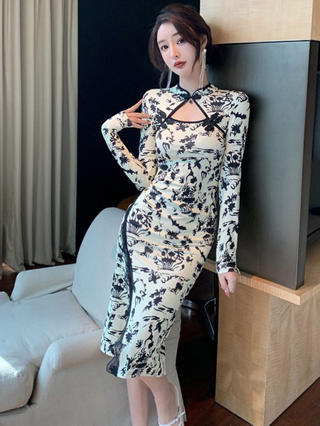 Moodne pikkade varrukatega naiste kleit