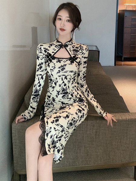 Moodne pikkade varrukatega naiste kleit