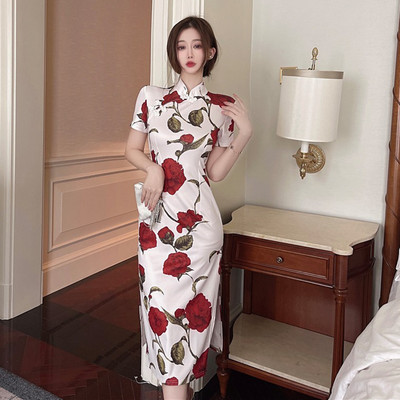 Lillemustriga pikk liibuv kleit