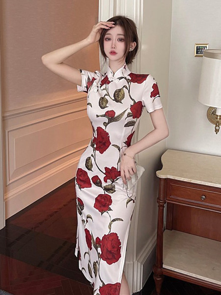 Lillemustriga pikk liibuv kleit