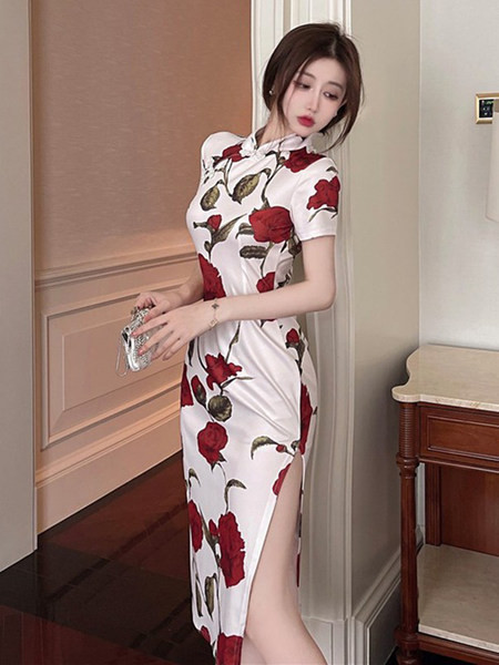 Lillemustriga pikk liibuv kleit