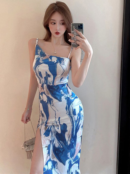 Moodne peenikeste rihmadega naiste kleit