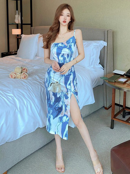 Moodne peenikeste rihmadega naiste kleit