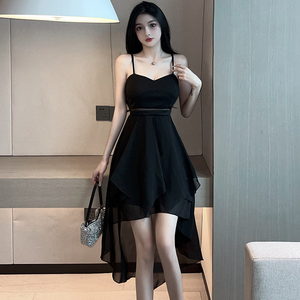 Γυναικείο ασύμμετρο φόρεμα με τιράντες