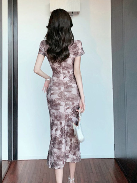 Naiste kleit lühikeste varrukate ja lõhikuga