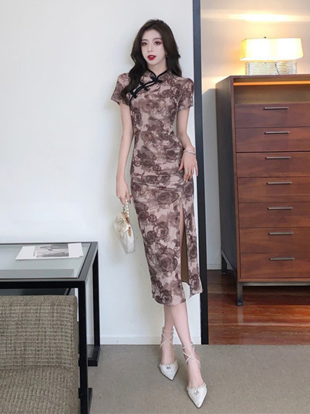 Naiste kleit lühikeste varrukate ja lõhikuga