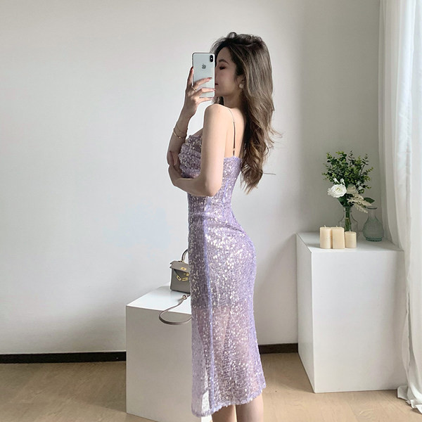 Naiste läikiv kleit õhukeste rihmadega