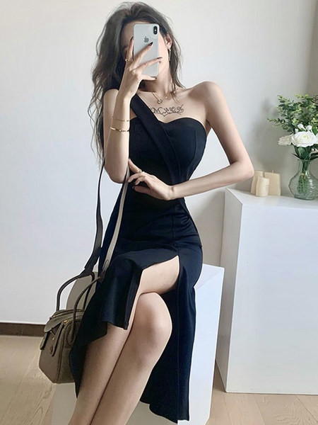 Naiste pikk kleit ühe õla ja lõhikuga