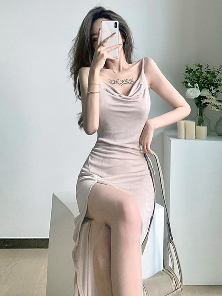 Moodne naiste roosa lõhikuga kleit