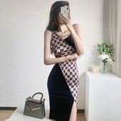 Peenikeste rihmade ja lõhikuga naiste suvekleit