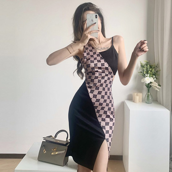 Peenikeste rihmade ja lõhikuga naiste suvekleit