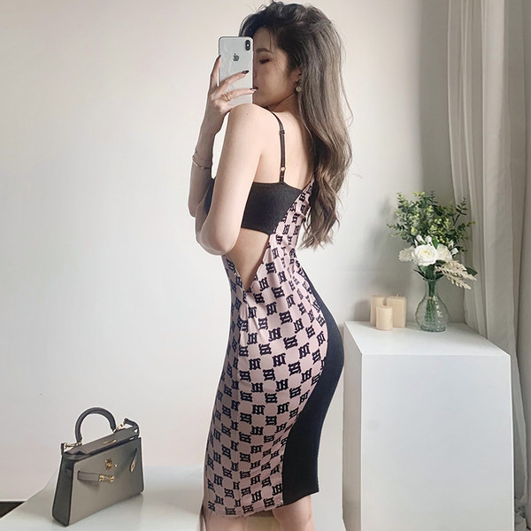 Peenikeste rihmade ja lõhikuga naiste suvekleit