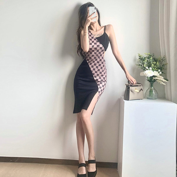 Peenikeste rihmade ja lõhikuga naiste suvekleit