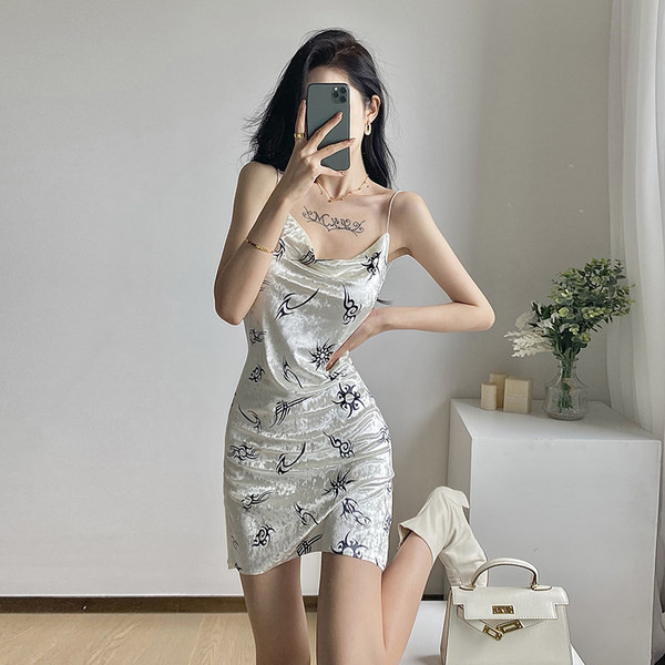 Lühike õhukeste rihmadega satiinist suvekleit