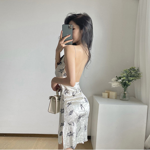 Lühike õhukeste rihmadega satiinist suvekleit