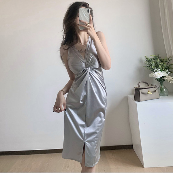 Sügava dekoltee ja lõhikuga suvekleit