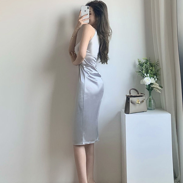 Sügava dekoltee ja lõhikuga suvekleit