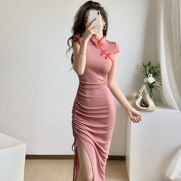 Naiste liibuv lõhiku ja lühikeste varrukatega kleit