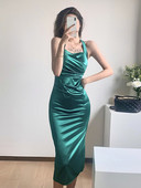 Liibuv satiinist rihmadega suvekleit