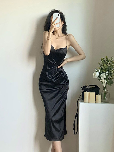 Moodne naiste kleit õhukeste rihmadega - musta värvi