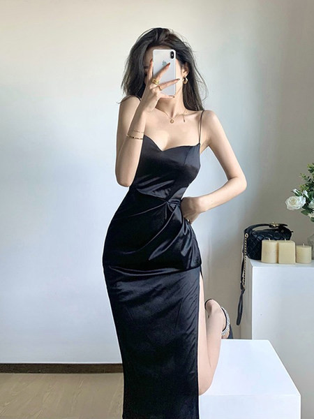 Moodne naiste kleit õhukeste rihmadega - musta värvi