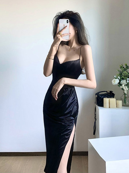 Moodne naiste kleit õhukeste rihmadega - musta värvi