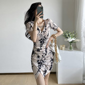 Lühike spitsikaelusega naiste kleit lühikeste varrukatega